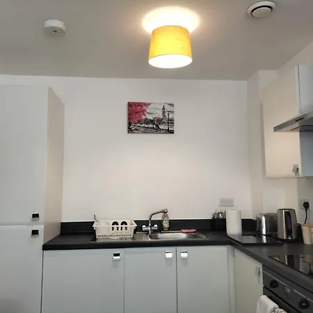 - Sleeps 4 - Parking & Wifi *