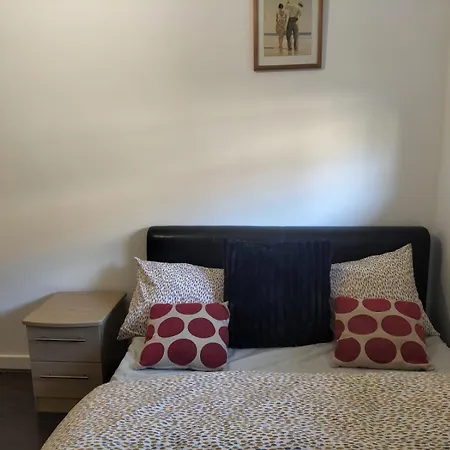- Sleeps 4 - Parking & Wifi Apartment Birmingham