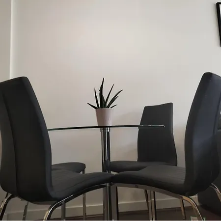 - Sleeps 4 - Parking & Wifi Apartment