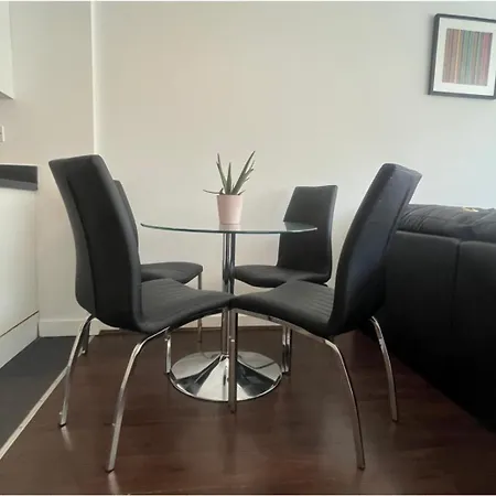 - Sleeps 4 - Parking & Wifi Apartment