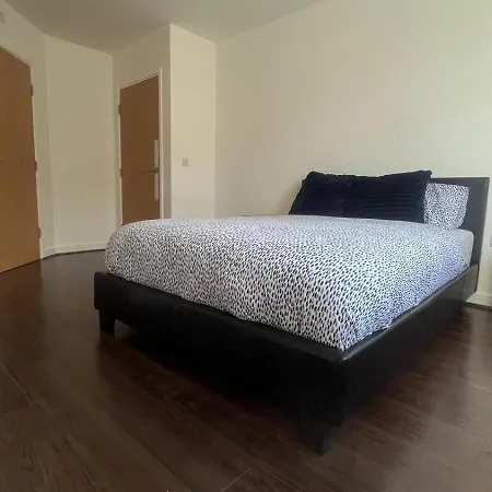 Apartment - Sleeps 4 - Parking & Wifi